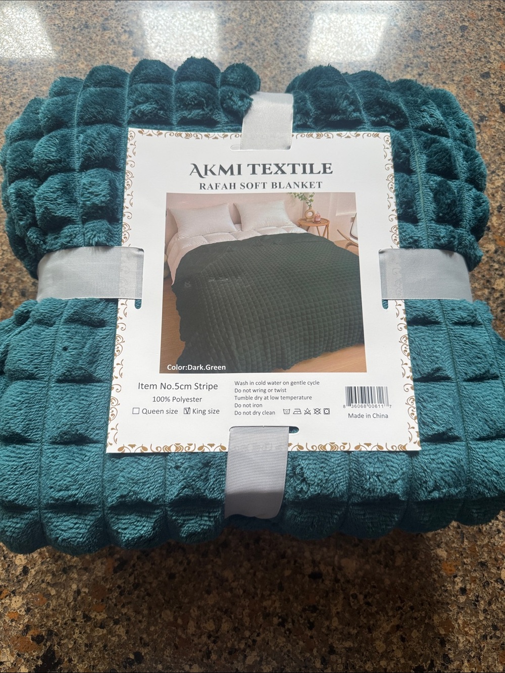 AKMI Textile Rafah Plush Blanket in Dark Green